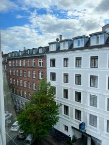 una ventana de un edificio blanco con vistas en Hotel Maritime en Copenhague