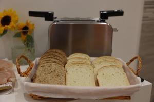 una hogaza de pan en una cesta sobre una mesa en Borgo Alto B&B, en Boscotrecase