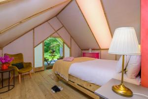 Postel nebo postele na pokoji v ubytování Killarney Glamping at the Grove, Suites and Lodges