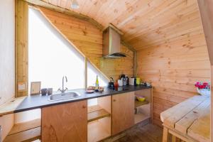 Kuchyň nebo kuchyňský kout v ubytování Killarney Glamping at the Grove, Suites and Lodges