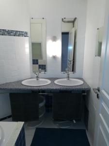 een badkamer met 2 wastafels en een spiegel bij Tout confort Toulon centre appartement 3 chambres, vue sur la Rade in Toulon