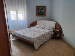 um pequeno quarto com uma cama e uma janela em Visitponza - Vesta em Ponza