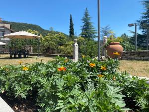 A garden outside Residence delle Tre Corone