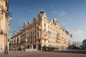 ein großes weißes Gebäude in einer Stadtstraße in der Unterkunft Hotel KINGS COURT in Prag
