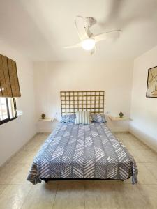 Schlafzimmer mit einem Bett und einem Deckenventilator in der Unterkunft Donkey house in La Cala de Mijas