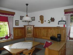 een eetkamer met een tafel en een tafel en stoelen bij Ferienwohnung Oberrauter in Bad Gastein
