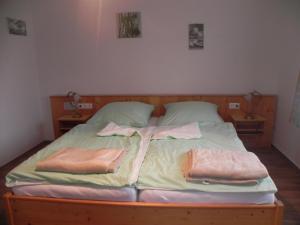 een bed met twee kussens en twee handdoeken erop bij Ferienwohnung Oberrauter in Bad Gastein