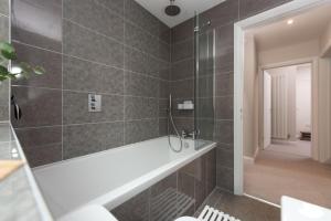 Ένα μπάνιο στο Tralee +31 φωτογραφίες