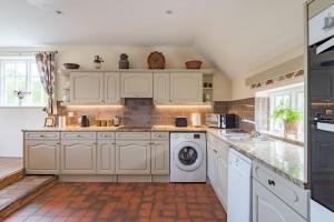 Köök või kööginurk majutusasutuses Plum Pudding Cottage by Bloom Stays +9 fotot