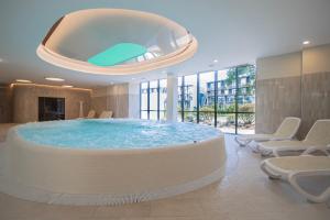 Bazén v ubytování Mineral SPA Draugystė nebo v jeho okolí