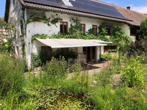 una casa con paneles solares en el techo en Ferienhaus mit Naturgarten en Dachsen