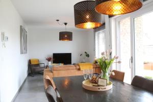 ein Wohnzimmer mit einem Sofa und einem Tisch in der Unterkunft Villa Feliz in Nieuwpoort
