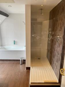 uma casa de banho com um chuveiro e uma banheira em The Hippodrome Wetherspoon em March
