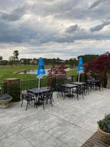 Aed väljaspool majutusasutust Golfers Paradise First Floor unit Patio Pool Restaurant Bar on premises Few Miles to Everything else! Spacious Condo Stocked with all You Need!