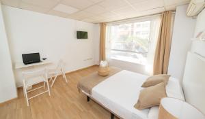 Un dormitorio pequeño con una cama y una ventana. en Old Town La Estación, en Alicante 25 fotos más