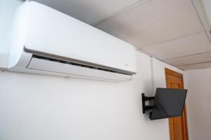 Un aire acondicionado montado en el techo de una habitación. en Old Town La Estación, en Alicante