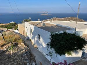 un edificio blanco con vistas al océano en Patmos Horizon en Patmos