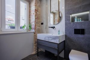 Ett badrum på Heritage Rooms Split Olympic Dream