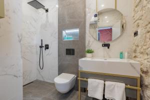 Ett badrum på Heritage Rooms Split Olympic Dream