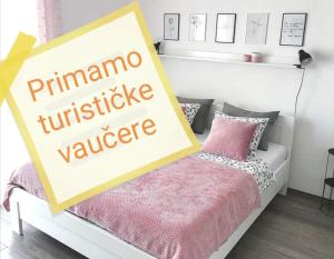 Postel nebo postele na pokoji v ubytování SvjetlanAlex 2