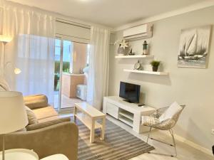 Televízia a/alebo spoločenská miestnosť v ubytovaní Apartamentos Stil Mar Anna - L'Escala Stil Mar