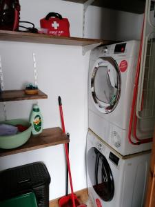 una lavadora y una lavadora en una habitación en Casa rural SOROA landetxea en Arantza