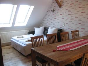um quarto com uma cama, uma mesa e cadeiras em Ferienwohnung Steckelsdorf em Rathenow