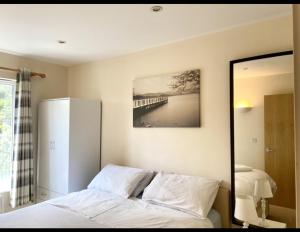 A bed or beds in a room at Remarkable 2-Bed Apartment in Cheltenham