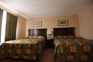 um quarto de hotel com duas camas e uma janela em Inn on the Gulf em Hudson