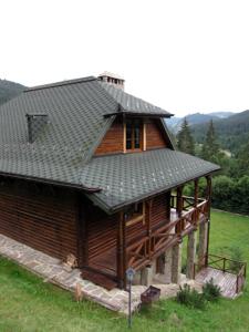 uma grande casa de madeira com um telhado de metal em Kazkova Sadyba em Slavske