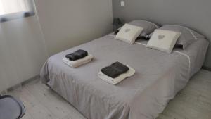 due cuscini su un letto in una stanza di Jolie petite maison à 50 mètres de la plage a Cap d'Agde