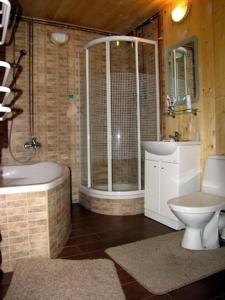 Koupelna v ubytování Kazkova Sadyba + 35 fotografií