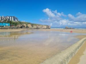 Gallery image of The Annexe at Tenniside • Private Garden • Hot Tub in Perranporth