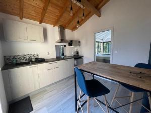 A kitchen or kitchenette at Villa KIKO Spa & Sauna privatifs Gîte proche Sarlat