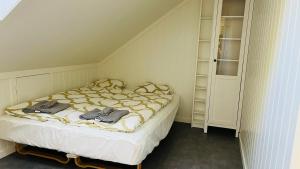 una camera con letto e alcuni scaffali di Oggevatn a Birkenes