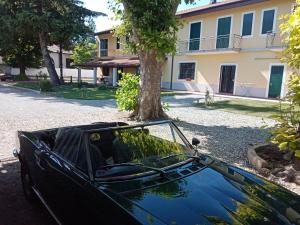 een zwarte auto geparkeerd voor een huis bij Cascina Pelizza in Casale Monferrato