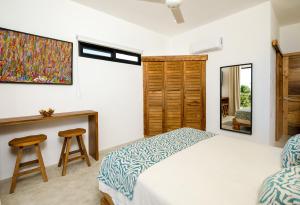 Postel nebo postele na pokoji v ubytování Magnificent new modern villa with sea view 5 bedrooms