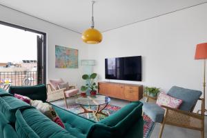 Μια τηλεόραση ή/και κέντρο ψυχαγωγίας στο Neta's art & design apartment by TLV2RENT