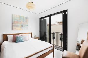 Ένα ή περισσότερα κρεβάτια σε δωμάτιο στο Neta's art & design apartment by TLV2RENT