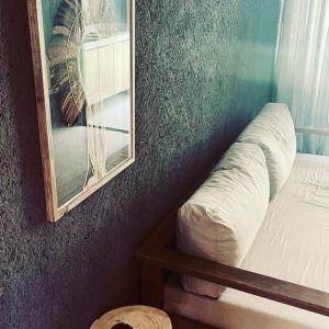 - une chambre avec un lit et un miroir mural dans l'établissement 7 ESTRELAS PATACHO, à Porto de Pedras