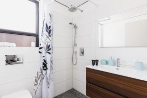 Ένα μπάνιο στο Neta's art & design apartment by TLV2RENT +33 φωτογραφίες