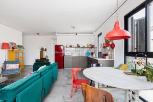 Η κουζίνα ή μικρή κουζίνα στο Neta's art & design apartment by TLV2RENT