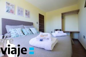 um quarto com uma cama grande e toalhas em M&M DEPARTAMENTO em El Calafate