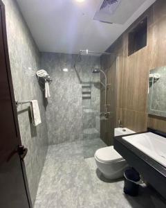 拉斯海瑪的住宿－Desert Inn Resort and Camp，浴室配有卫生间、盥洗盆和淋浴。