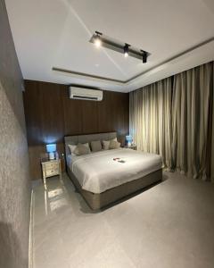 - une chambre avec un lit et deux lampes sur une table dans l'établissement Desert Inn Resort and Camp, à Ras al Khaimah