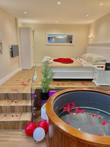 een slaapkamer met een bed en een hot tub bij Padam Hotel & SPA in Ulcinj