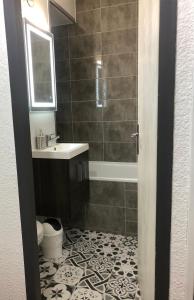 Ένα μπάνιο στο La Comtesse