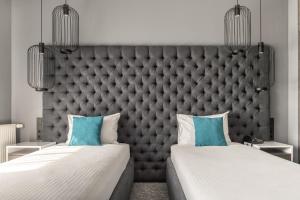 sypialnia z 2 łóżkami i dużym zagłówkiem w obiekcie City Inn Lviv Smart Hotel w Lwowie