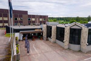 Hotelli Jämsä في يامسا: اطلالة علوية على مبنى به زحليقات في موقف للسيارات