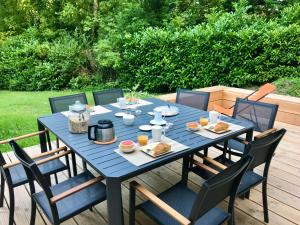einen blauen Tisch mit Stühlen und Essen drauf in der Unterkunft Domaine de Joreau in Gennes
